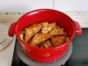 摆入煎好的豆腐。