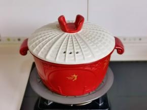 盖上盖子烧开，炖8分钟。