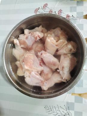 鸡腿放在清水中浸泡一个小时，把里面的血水浸泡出来！清洗干净捞出沥干水分备用！