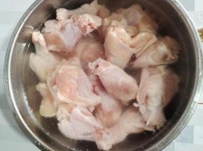 鸡腿放在清水中浸泡一个小时，把里面的血水浸泡出来！清洗干净捞出沥干水分备用！