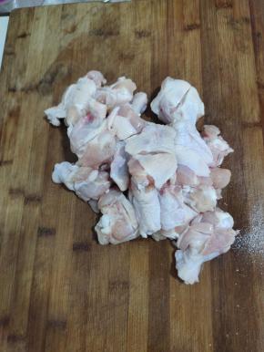 把鸡腿两面划一刀，方便腌制的更入味儿！