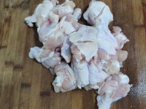 把鸡腿两面划一刀，方便腌制的更入味儿！