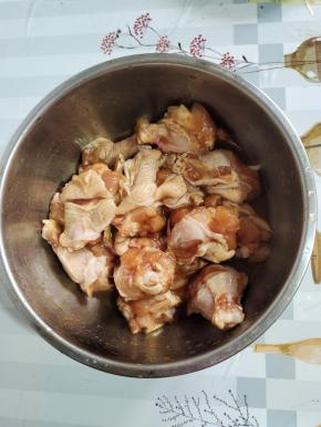 鸡腿中放入生姜，生抽，料酒，盐，蚝油，淀粉抓拌均匀腌制20分钟！