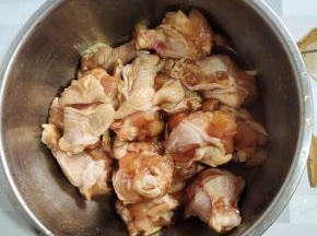 鸡腿中放入生姜，生抽，料酒，盐，蚝油，淀粉抓拌均匀腌制20分钟！