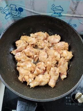 起锅烧油，放入腌制好的鸡腿，煎至两面金黄！