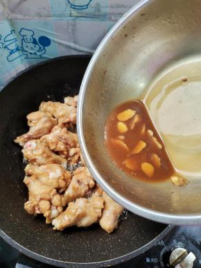 倒入腌制鸡腿的料汁儿！