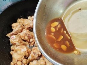 倒入腌制鸡腿的料汁儿！