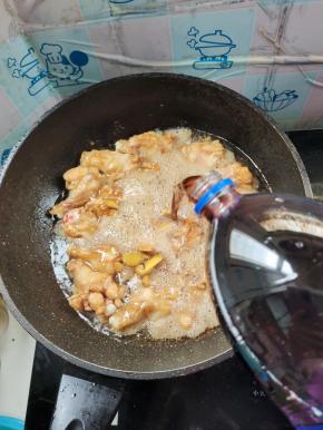 倒入适量的可乐！（可乐刚好淹没住鸡腿即可！）