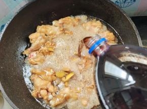 倒入适量的可乐！（可乐刚好淹没住鸡腿即可！）