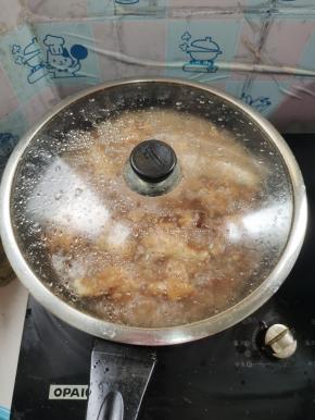 盖上盖子，转小火慢炖一个小时！