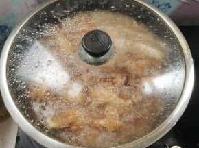 盖上盖子，转小火慢炖一个小时！