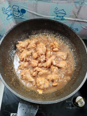 鸡腿熟了，就可以转大火收汁儿！