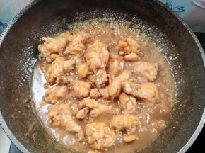 鸡腿熟了，就可以转大火收汁儿！