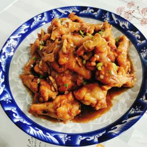 装盘，淋上汤汁儿，撒上适量的葱花即可食用！