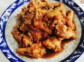 装盘，淋上汤汁儿，撒上适量的葱花即可食用！