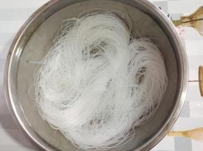 粉丝提前用冷水浸泡两个小时！