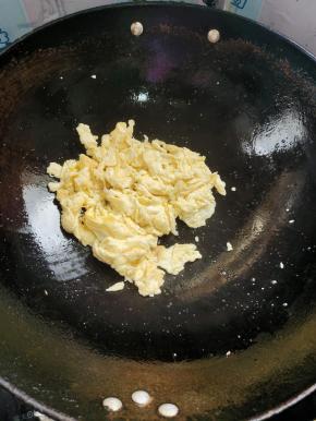 起锅烧油，放入打散的鸡蛋，滑散！盛出备用！