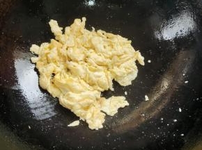 起锅烧油，放入打散的鸡蛋，滑散！盛出备用！