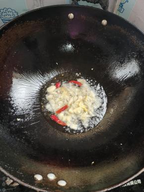起锅烧油，放入生姜，蒜瓣，干辣椒爆香！