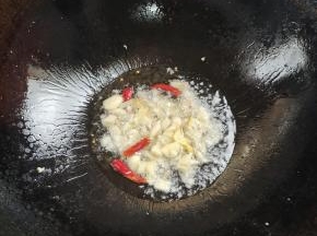 起锅烧油，放入生姜，蒜瓣，干辣椒爆香！