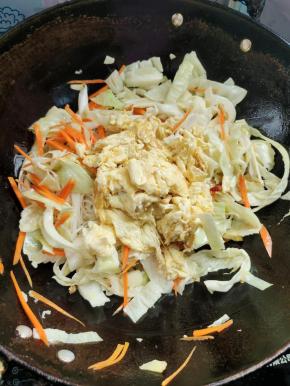 倒入滑散的鸡蛋翻炒均匀！