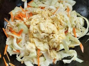 倒入滑散的鸡蛋翻炒均匀！