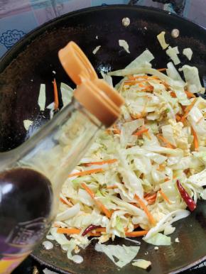 放入一铲生抽翻炒均匀！