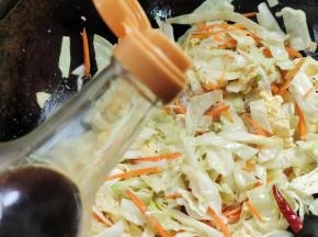 放入一铲生抽翻炒均匀！