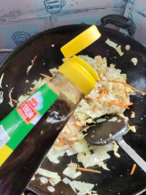 放入一勺蚝油翻炒均匀！