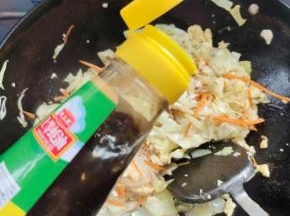 放入一勺蚝油翻炒均匀！