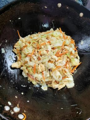 起锅前放入适量的鸡精翻炒均匀即可！