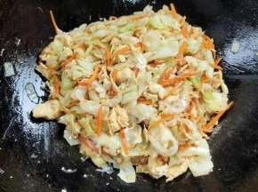 起锅前放入适量的鸡精翻炒均匀即可！