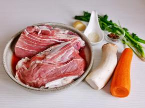 准备食材，牛腱子泡冷水，将血水泡出。