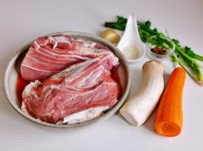 准备食材，牛腱子泡冷水，将血水泡出。