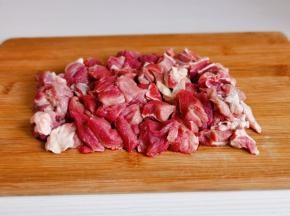 牛腱子切小块。