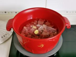 冷水下锅，加入姜片煮2分钟。
