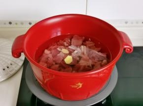 冷水下锅，加入姜片煮2分钟。