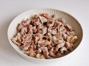 捞出温水冲洗干净。