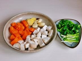 胡萝卜，杏鲍菇切小块。