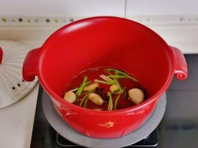 起油锅，加入葱姜蒜八角炒出香味。