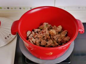 加入牛肉粒翻炒。