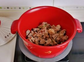 加入牛肉粒翻炒。