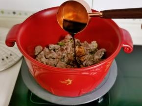 倒入调好的酱汁。