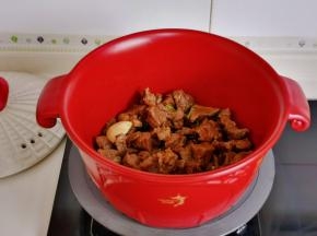 小火翻炒2分钟。