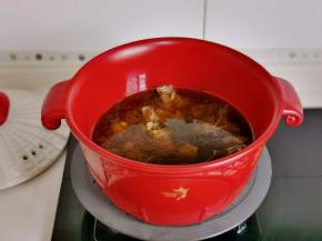 加入冰糖，水没过食材为主。