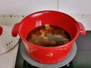 加入冰糖，水没过食材为主。