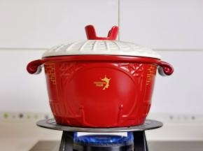 盖上盖子烧开转小火慢炖40分钟。