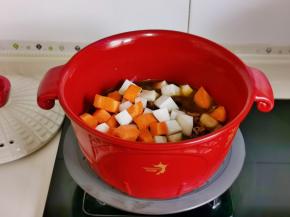 加入杏鲍菇胡萝卜丁再炖15分钟。