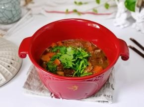 加入香菜，借助余温烫熟即可。