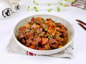 盛出装盘，撒葱花芝麻。